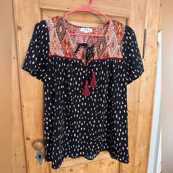 THML Tops - THML Short Sleeve Blouse Black W/White Spots & A Rust Rouched Accent Sz Large